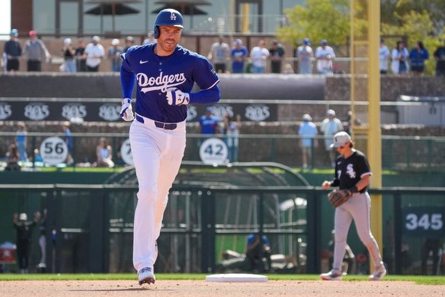 LA 다저스 내야수 프레디 프리먼이 18일 일본 도쿄돔에서 열린 2025 미국프로야구 메이저리그 시카고 컵스와의 정규시즌 개막 2연전 도쿄시리즈 1차전에 선발 출전할 계획이었으나 갑작스럽게 라인업에서 제외됐다. 사유는 왼쪽 갈비뼈 불편함이었다. AP 연합뉴스