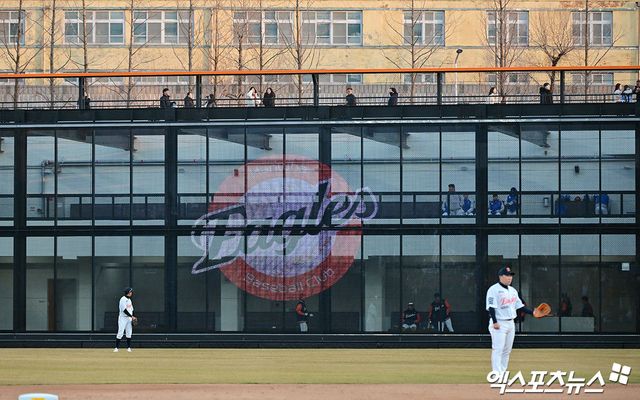 17일 오후 대전 한화생명 볼파크에서 열린 '2025 신한 SOL Bank KBO리그' 삼성 라이온즈와 한화 이글스의 시범경기, 몬스터월 안 쪽에 있는 복층 불펜이 보이고 있다. 대전, 김한준 기자