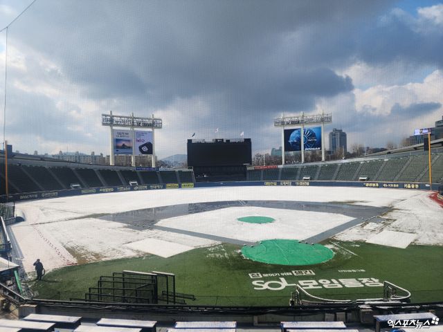 LG와 NC는 18일 잠실구장에서 '2025 신한 SOL Bank KBO 시범경기'를 펼칠 예정이었으나 새벽부터 내린 많은 양의 눈 탓에 가로막혔다. 잠실, 박정현 기자