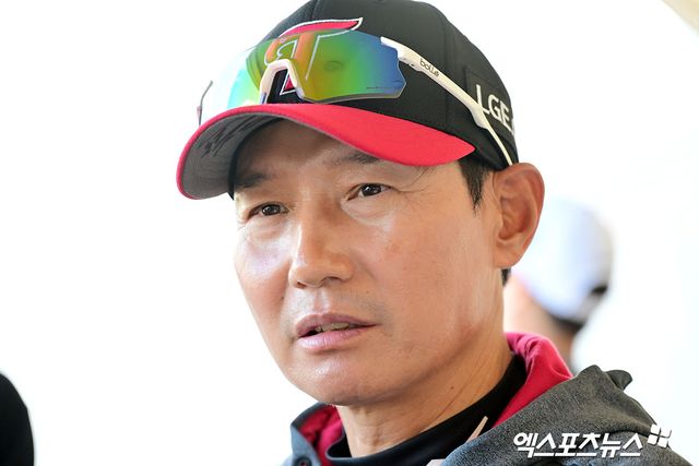 염경엽 LG 감독은 18일 잠실구장에서 열릴 예정이던(강설 취소) '2025 신한 SOL Bank KBO 시범경기' NC 다이노스전을 앞두고 투수들의 투구수 빌드업이 안 되는 상황에 아쉬움을 나타냈다. 엑스포츠뉴스 DB