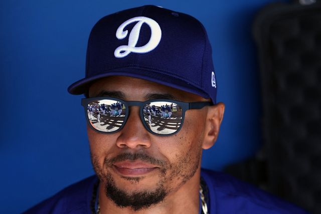 LA 다저스 무키 베츠가 18일과 19일 이틀간 일본 도쿄돔에서 열리는 2025 미국프로야구 메이저리그 정규시즌 개막 2연전 도쿄시리즈에 결장한다. 데이브 로버츠 다저스 감독에 따르면, 공식 훈련과 연습경기를 제대로 소화하지 못한 베츠는 17일 미국 로스앤젤레스로 이동했으며, 본토 개막전에 맞춰 준비할 계획이다. AFP 연합뉴스
