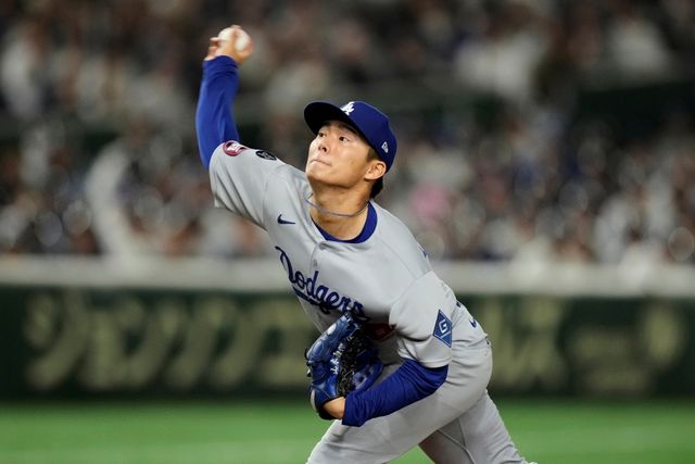18일 일본 도쿄돔에서 열린 2025 미국프로야구 메이저리그 LA 다저스와 시카고 컵스의 정규시즌 개막 2연전 도쿄시리즈 1차전, 다저스가 야마모토 요시노부의 5이닝 호투와 오타니 쇼헤이의 멀티히트 활약을 앞세워 4:1로 승리했다. 다저스 선발투수 야마모토가 공을 힘차게 던지고 있다. AP 연합뉴스