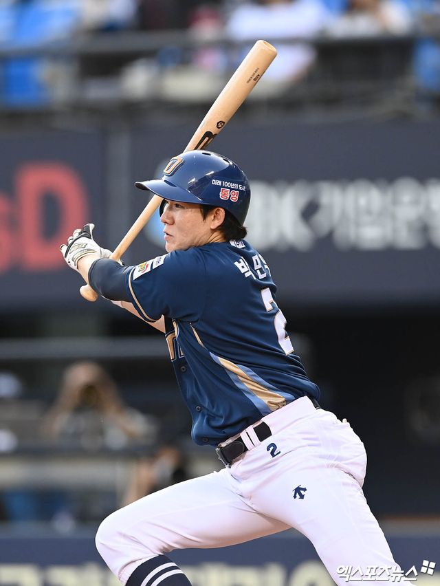 NC 내야수 박민우는 지난 17일 잠실구장에서 열린 '2025 신한 SOL Bank KBO 시범경기' LG와 시범경기에서 1번타자 2루수로 선발 출전했다. 3회초 상대 선발 에르난데스의 커터에 머리를 맞은 뒤 대주자 서호철로 교체됐다. 이후 18일 야구장에 출근해 정상적으로 팀 훈련을 소화했다. 엑스포츠뉴스 DB