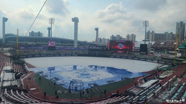KT와 두산은 18일 KT위즈파크에서 '2025 신한 SOL Bank KBO 시범경기'를 펼칠 예정이었으나 새벽부터 내린 많은 양의 눈 탓에 가로막혔다. 수원, 김근한 기자
