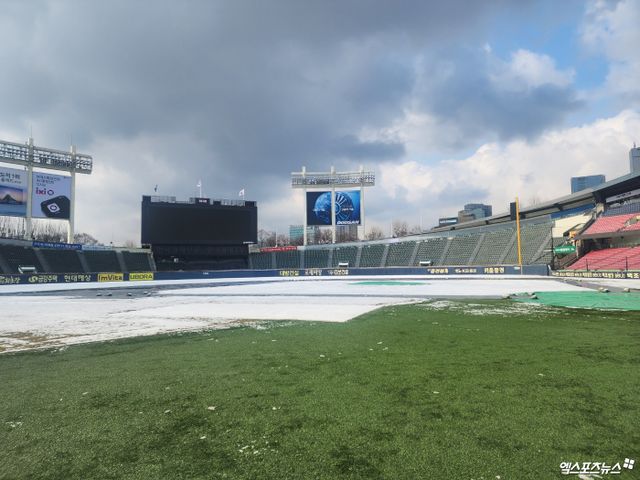 LG와 NC는 18일 잠실구장에서 '2025 신한 SOL Bank KBO 시범경기'를 펼칠 예정이었으나 새벽부터 내린 많은 양의 눈 탓에 가로막혔다. 잠실, 박정현 기자