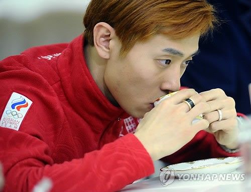 빅토르 안(사진)은 지난 17일(현지시간) 굴랴예프 러시아 빙상연맹 회장의 아낌없는 칭찬을 받았다. 연합뉴스 ITAR-TASS