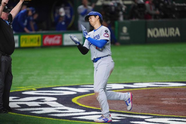 18일 일본 도쿄돔에서 열린 2025 미국프로야구 메이저리그 LA 다저스와 시카고 컵스의 정규시즌 개막 2연전 도쿄시리즈 1차전, 다저스가 야마모토 요시노부의 5이닝 호투와 오타니 쇼헤이의 멀티히트 활약을 앞세워 4:1로 승리했다. 5회초 1사 1, 2루 다저스 오타니 쇼헤이가 테오스카 에르난데스의 땅볼 이후 2루수 존 버티의 실책 때 틈타 홈으로 들어오고 있다. AFP 연합뉴스