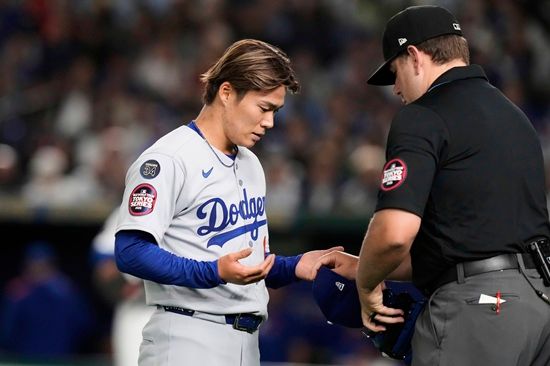 LA 다저스 투수 야마모토 요시노부가 18일 일본 도쿄돔에서 열린 2025 메이저리그 도쿄시리즈 개막전 시카고 컵스전에 선발 등판해 5이닝 1실점을 기록했다. AP 연합뉴스