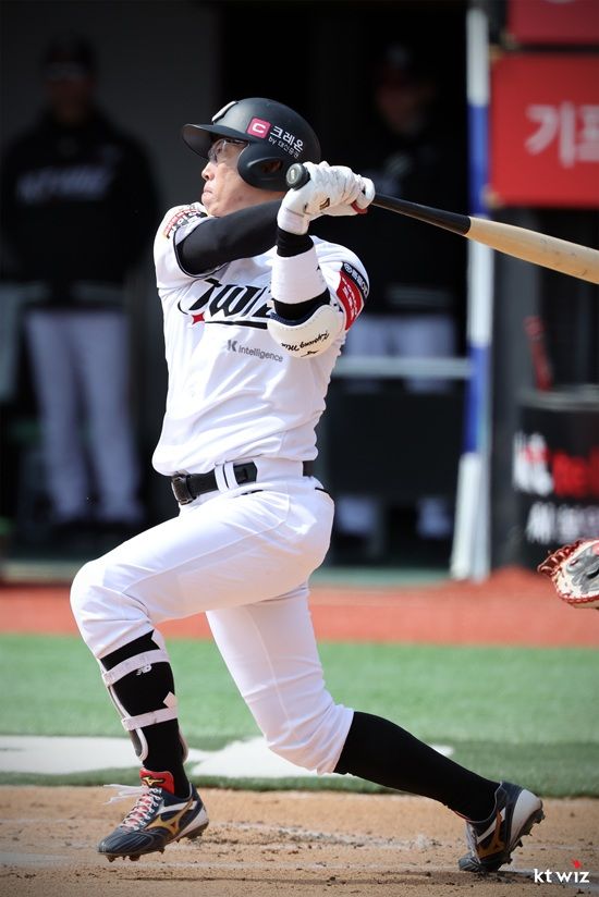 KT 위즈 내야수 허경민이 지난 17일 수원 두산전에서 처음으로 친정 팀과 만나 1안타 1타점 1득점으로 활약했다. KT 위즈