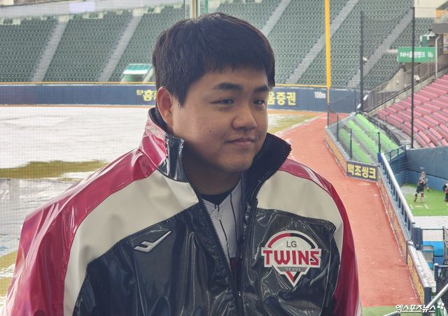 LG 투수 장현식은 18일 잠실구장에서 열릴 예정이던(강설 취소) '2025 신한 SOL Bank KBO 시범경기' NC 다이노스전에 등판할 계획이었으나 경기장을 가득 채운 눈 탓에 실전 등판에 나서지 못했다. 개막하기 전부터 부상당한 것에 미안한 마음을 전했다. 잠실, 박정현 기자