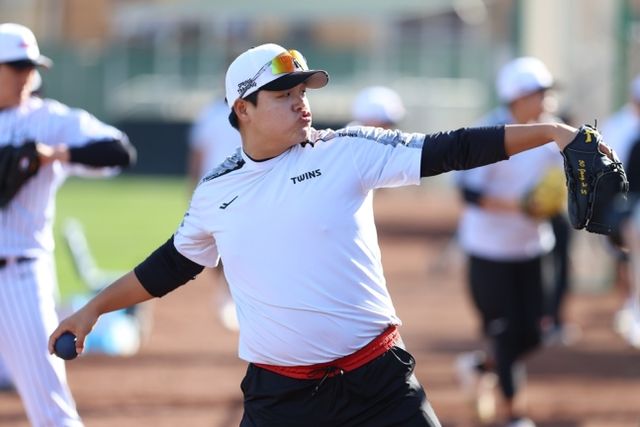 LG 투수 장현식은 18일 잠실구장에서 열릴 예정이던(강설 취소) '2025 신한 SOL Bank KBO 시범경기' NC 다이노스전에 등판할 계획이었으나 경기장을 가득 채운 눈탓에 실전 등판에 나서지 못했다. LG 트윈스