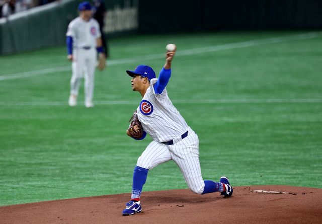 18일 일본 도쿄돔에서 열린 2025 미국프로야구 메이저리그 LA 다저스와 시카고 컵스의 정규시즌 개막 2연전 도쿄시리즈 1차전, 다저스가 야마모토 요시노부의 5이닝 호투와 오타니 쇼헤이의 멀티히트 활약을 앞세워 4:1로 승리했다. 컵스 이마나가 쇼타가 공을 힘차게 던지고 있다. 로이터 연합뉴스