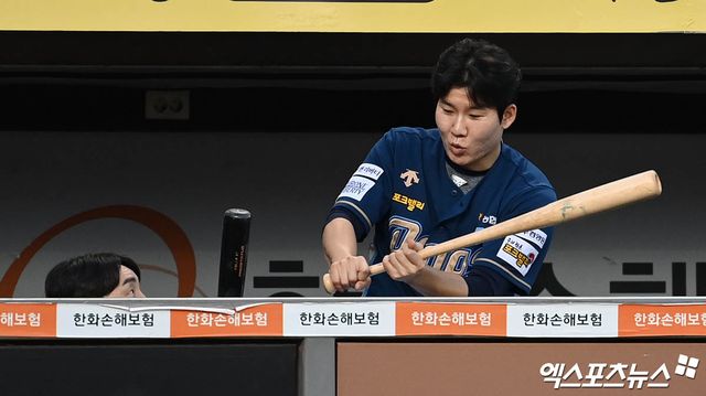 NC 내야수 박민우는 지난 17일 잠실구장에서 열린 '2025 신한 SOL Bank KBO 시범경기' LG와 시범경기에서 1번타자 2루수로 선발 출전했다. 3회초 상대 선발 에르난데스의 커터에 머리를 맞은 뒤 대주자 서호철로 교체됐다. 이후 18일 야구장에 출근해 정상적으로 팀 훈련을 소화했다. 엑스포츠뉴스 DB