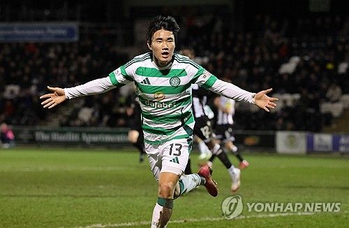 1년 만에 국가대표팀에 재발탁된 양현준이 포부를 밝혔다. 최근 셀틱의 슈퍼 조커로 거듭난 양현준의 뒤에는 홍명보 감독이 있었다. 양현준은 지난겨울 홍 감독이 셀틱을 방문했을 당시 그를 만나 대화를 나누면서 동기부여를 얻었다고 밝혔다. 사진 연합뉴스