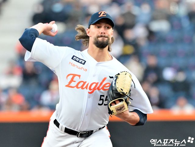 17일 오후 대전 한화생명 볼파크에서 열린 '2025 신한 SOL Bank KBO리그' 삼성 라이온즈와 한화 이글스의 시범경기, 1회초 한화 선발투수 와이스가 공을 힘차게 던지고 있다. 엑스포츠뉴스DB