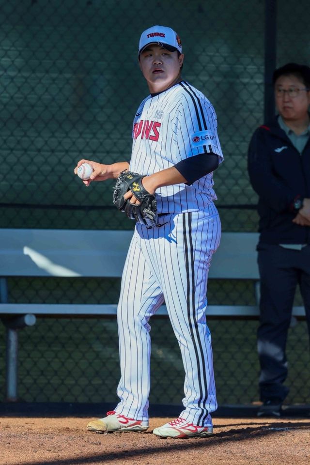 LG 투수 장현식은 18일 잠실구장에서 열릴 예정이던(강설 취소) '2025 신한 SOL Bank KBO 시범경기' NC 다이노스전에 등판할 계획이었으나 경기장을 가득 채운 눈 탓에 실전 등판에 나서지 못했다. 개막하기 전부터 부상당한 것에 미안한 마음을 전했다. LG 트윈스