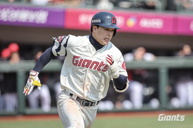 롯데 자이언츠 내야수 한태양이 18일 서울 고척스카이돔에서 열린 2025 신한 SOL Bank KBO 시범경기 최종전에서 키움 히어로즈를 상대로 4회초 1타점 외야 희생 플라이를 기록했다. 사진 롯데 자이언츠