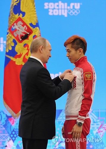 빅토르 안(사진, 왼쪽)은 지난 17일(현지시간) 굴랴예프 러시아 빙상연맹 회장의 아낌없는 칭찬을 받았다. 연합뉴스 ITAR-TASS