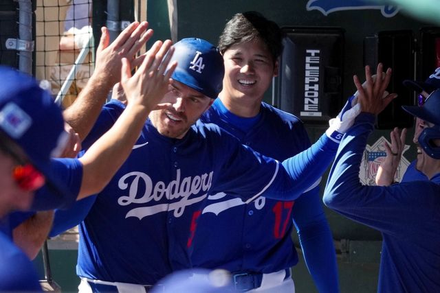 LA 다저스 내야수 프레디 프리먼이 18일 일본 도쿄돔에서 열린 2025 미국프로야구 메이저리그 시카고 컵스와의 정규시즌 개막 2연전 도쿄시리즈 1차전에 선발 출전할 계획이었으나 갑작스럽게 라인업에서 제외됐다. 사유는 왼쪽 갈비뼈 불편함이었다. AP 연합뉴스