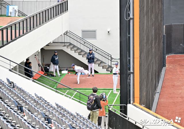 6일 오후 대전 한화생명 볼파크에서 열린 한화 청백전 경기, 경기장 외야 관중석에서 복층 불펜이 한 눈에 보이고 있다. 원정팀은 계단으로 올라가 2층 불펜을 사용한다. 엑스포츠뉴스DB