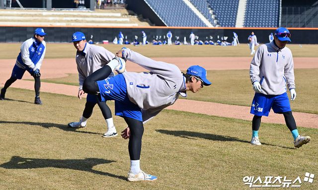 17일 오후 대전 한화생명 볼파크에서 열리는 '2025 신한 SOL Bank KBO리그' 삼성 라이온즈와 한화 이글스의 시범경기, 삼성 선수들이 웜업을 하고 있다. 대전, 김한준 기자