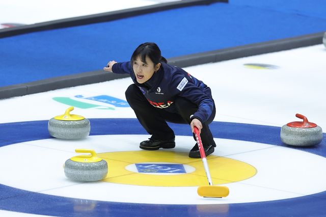 19일 의정부실내빙상장에서 열린 2025 LGT 세계여자컬링선수권대회 한국과 캐나다 경기에서 한국 스킵 김은지가 작전을 지시하고 있다. 연합뉴스