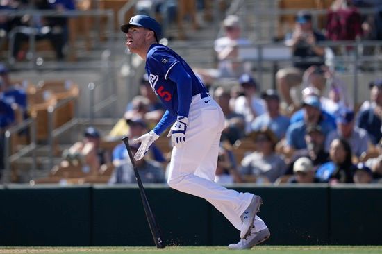 LA 다저스 내야수 프레디 프리먼이 도쿄시리즈 1차전에 이어 2차전에서 선발 라인업에서 제외됐다. 다저스 로버츠 감독은 프리먼이 왼쪽 갈비뼈 통증으로 도쿄시리즈 출전이 어려워졌다고 밝혔다. AP 연합뉴스