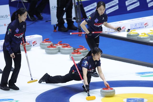 19일 의정부실내빙상장에서 열린 2025 LGT 세계여자컬링선수권대회 한국과 캐나다 경기에서 한국 설예은이 투구하고 있다. 왼쪽은 김민지, 오른쪽은 김수지. 연합뉴스