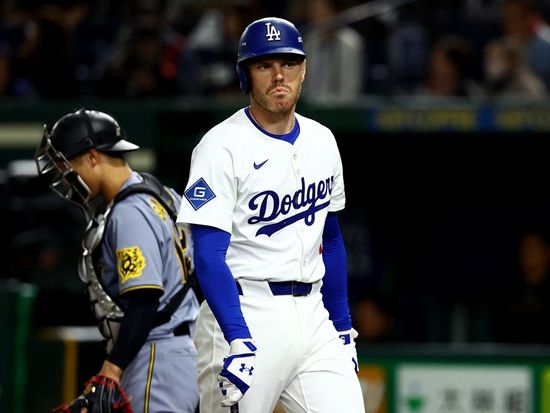 LA 다저스 내야수 프레디 프리먼이 도쿄시리즈 1차전에 이어 2차전에서 선발 라인업에서 제외됐다. 다저스 로버츠 감독은 프리먼이 왼쪽 갈비뼈 통증으로 도쿄시리즈 출전이 어려워졌다고 밝혔다. 로이터 연합뉴스