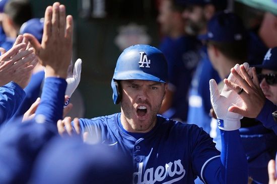 LA 다저스 내야수 프레디 프리먼이 도쿄시리즈 1차전에 이어 2차전에서 선발 라인업에서 제외됐다. 다저스 로버츠 감독은 프리먼이 왼쪽 갈비뼈 통증으로 도쿄시리즈 출전이 어려워졌다고 밝혔다. AP 연합뉴스