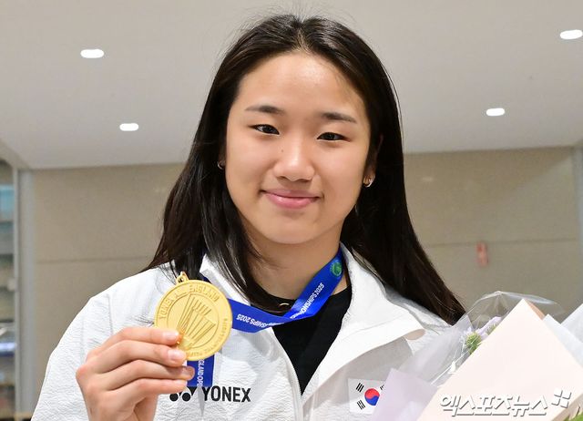 세계배드민턴연맹(BWF) 월드투어 슈퍼 1000 전영오픈 여자 단식에서 우승을 차지한 '라켓의 황제' 안세영(삼성생명)이 18일 오후 인천국제공항을 통해 귀국했다. 포즈취하는 안세영. 인천공항, 김한준 기자