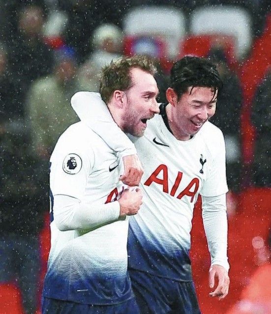 손흥민의 토트넘 초창기 시절 환상 호흡을 자랑했던 덴마크 국적의 미드필더 크릭스티안 에릭센이 현 소속팀인 맨체스터 유나이티드와 결별하면서 프리미어리그를 떠날 것으로 보인다. 에릭센은 18일 덴마크 TV와의 인터뷰에서 맨유와 계약을 갱신하기 어렵다는 점을 인정했다. 애릭센은 손흥민이 터트린 프리미어리그 127골 중 10개를 도왔다. 연합뉴스