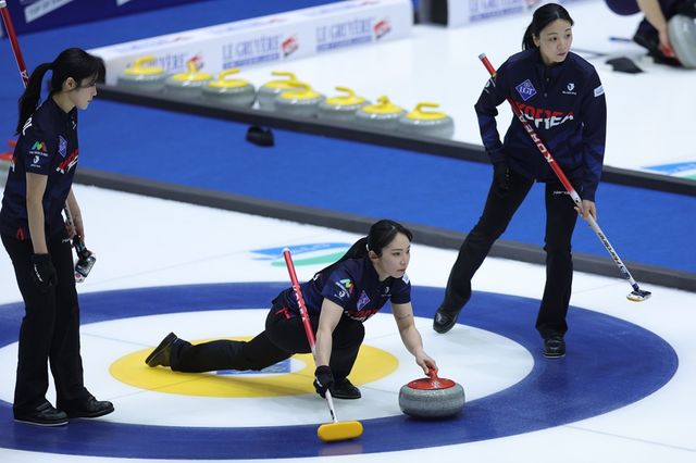 19일 의정부실내빙상장에서 열린 2025 LGT 세계여자컬링선수권대회 한국과 캐나다 경기에서 한국 김수지가 투구하고 있다. 왼쪽은 설예은, 오른쪽은 김민지. 연합뉴스