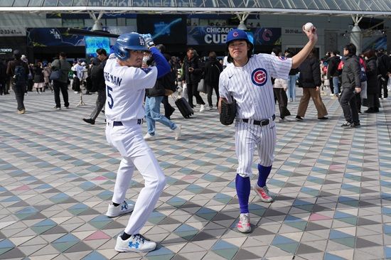 LA 다저스 내야수 프레디 프리먼이 도쿄시리즈 1차전에 이어 2차전에서 선발 라인업에서 제외됐다. 다저스 로버츠 감독은 프리먼이 왼쪽 갈비뼈 통증으로 도쿄시리즈 출전이 어려워졌다고 밝혔다.Imagn Images 연합뉴스