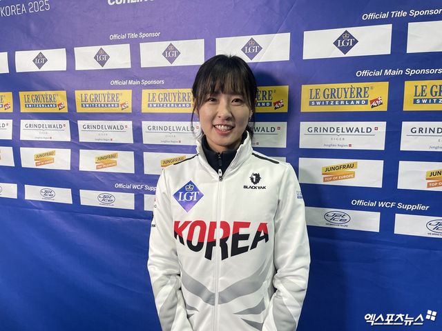 여자 컬링 경기도청 김은지. 19일 의정부실내빙상장에서 열린 2025 LGT 세계여자컬링선수권대회에서 경기를 마친 뒤 기념촬영하고 있다. 의정부, 최원영 기자