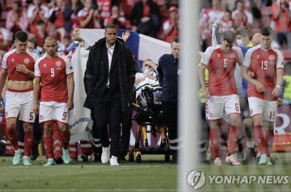 손흥민의 토트넘 초창기 시절 환상 호흡을 자랑했던 덴마크 국적의 미드필더 크릭스티안 에릭센이 현 소속팀인 맨체스터 유나이티드와 결별하면서 프리미어리그를 떠날 것으로 보인다. 에릭센은 18일 덴마크 TV와의 인터뷰에서 맨유와 계약을 갱신하기 어렵다는 점을 인정했다. 애릭센은 손흥민이 터트린 프리미어리그 127골 중 10개를 도왔다. 연합뉴스