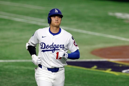 LA 다저스 지명타자 오타니 쇼헤이가 19일 일본 도쿄돔에서 열린 2025 메이저리그 도쿄시리즈 시카고 컵스전에서 5회 초 시즌 첫 홈런을 쏘아 올렸다. EPA 연합뉴스