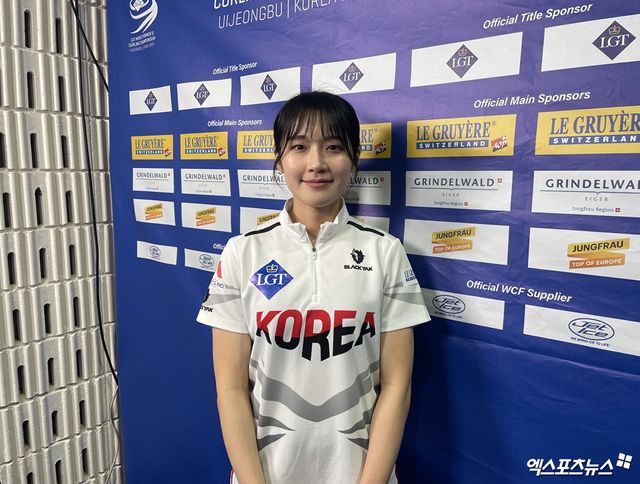 여자 컬링 경기도청 설예은. 19일 의정부실내빙상장에서 열린 2025 LGT 세계여자컬링선수권대회에서 경기를 마친 뒤 기념촬영하고 있다. 의정부, 최원영 기자