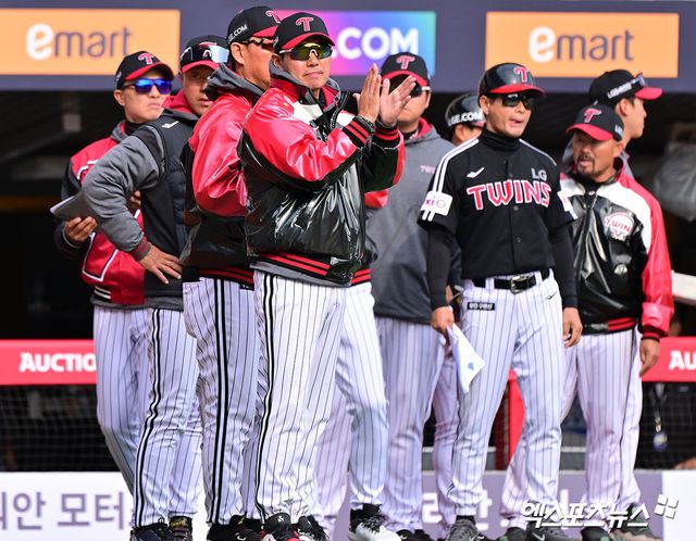 15일 오후 인천SSG랜더스필드에서 열린 '2025 신한 SOL Bank KBO리그' LG 트윈스와 SSG 랜더스의 시범경기, LG가 오지환과 오스틴의 맹활약에 힘입어 SSG에 9:4로 승리했다. 이날 경기에서 승리한 LG 염경엽 감독이 선수단에게 박수를 보내고 있다. 엑스포츠뉴스DB