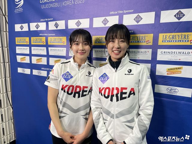 왼쪽부터 여자 컬링 설예은과 김은지. 19일 의정부실내빙상장에서 열린 2025 LGT 세계여자컬링선수권대회에서 경기를 마친 뒤 기념촬영하고 있다. 의정부, 최원영 기자