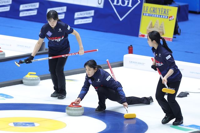 19일 의정부실내빙상장에서 열린 2025 LGT 세계여자컬링선수권대회 한국과 캐나다 경기에서 한국 김은지가 투구하고 있다. 왼쪽은 설예은, 오른쪽은 김수지. 연합뉴스