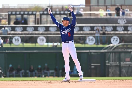 LA 다저스 내야수 프레디 프리먼이 도쿄시리즈 1차전에 이어 2차전에서 선발 라인업에서 제외됐다. 다저스 로버츠 감독은 프리먼이 왼쪽 갈비뼈 통증으로 도쿄시리즈 출전이 어려워졌다고 밝혔다. AFP 연합뉴스