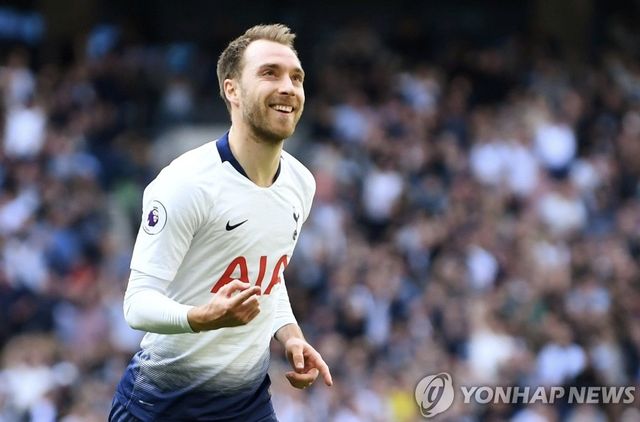 손흥민의 토트넘 초창기 시절 환상 호흡을 자랑했던 덴마크 국적의 미드필더 크릭스티안 에릭센이 현 소속팀인 맨체스터 유나이티드와 결별하면서 프리미어리그를 떠날 것으로 보인다. 에릭센은 18일 덴마크 TV와의 인터뷰에서 맨유와 계약을 갱신하기 어렵다는 점을 인정했다. 애릭센은 손흥민이 터트린 프리미어리그 127골 중 10개를 도왔다. 연합뉴스