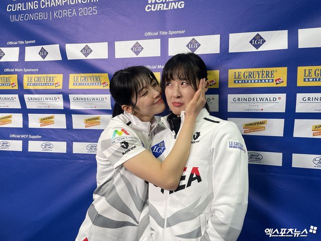 왼쪽부터 여자 컬링 설예은과 김은지. 19일 의정부실내빙상장에서 열린 2025 LGT 세계여자컬링선수권대회에서 경기를 마친 뒤 기념촬영하고 있다. 의정부, 최원영 기자