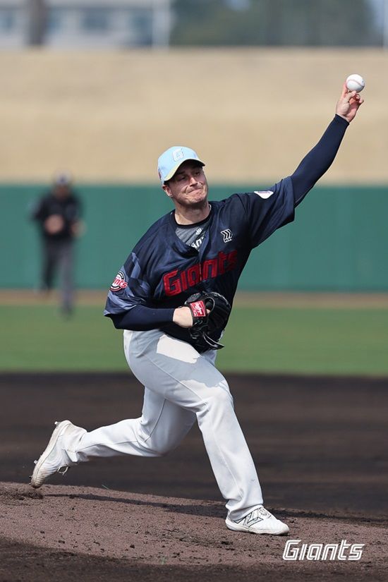 롯데 자이언츠 투수 터커 데이비슨이 지난 1일 지바롯데전에서 선발 등판해 3이닝 2탈삼진 무실점을 기록했다. 롯데 자이언츠