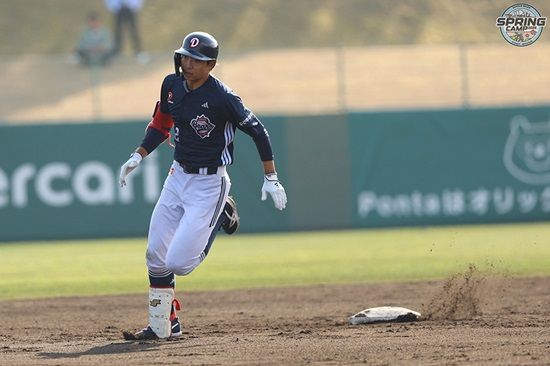 두산 베어스 외야수 김민석이 친정 롯데 자이언츠를 상대로 3안타 맹타를 휘둘렀다. 두산 베어스