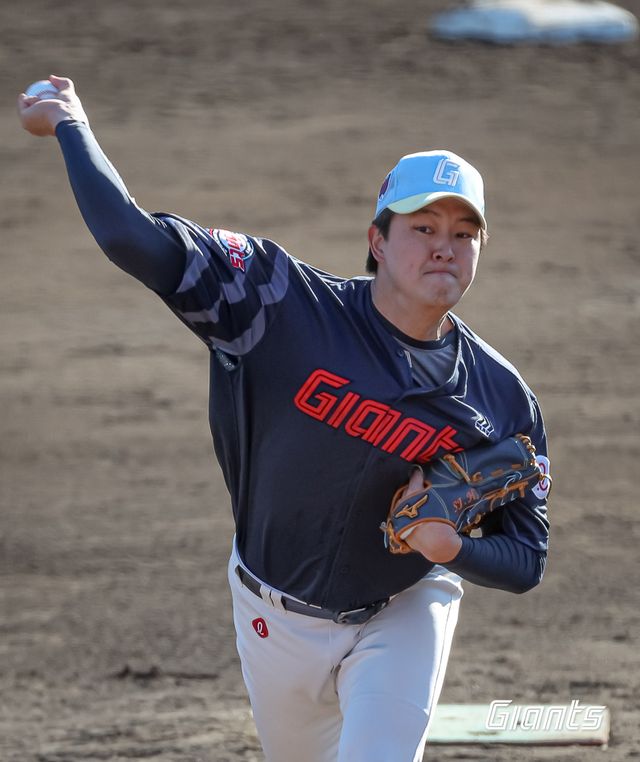 롯데 자이언츠 투수 김원중이 2025 미야자키 구춘대회 경기에 등판해 투구하고 있다. 롯데 자이언츠