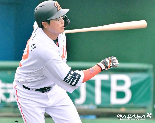 23일 오후 일본 오키나와 이토만 니시자키 야구장에서 열린 한화 이글스와 지바 롯데 마린스의 연습경기, 2회초 1사 한화 채은성이 안타를 날리고 있다. 엑스포츠뉴스DB