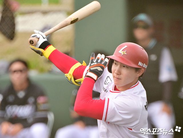 28일 오후 일본 오키나와 구시가와 구장에서 열린 KT 위즈와 SSG 랜더스의 연습경기, 2회말 SSG 박성한이 1타점 적시타를 날리고 있다. 엑스포츠뉴스DB