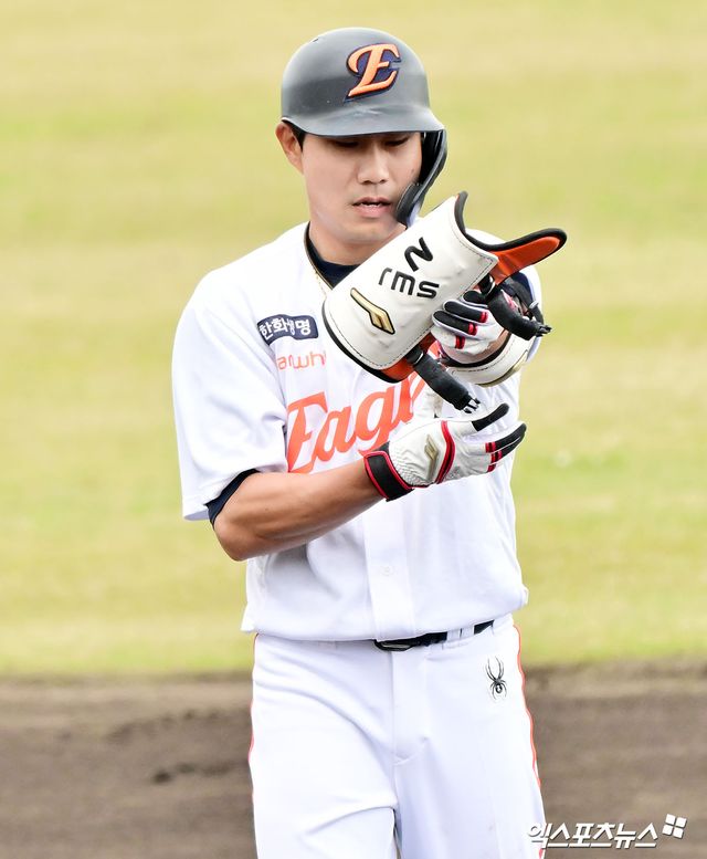 26일 오후 일본 오키나와 고친다 구장에서 열린 KT 위즈와 한화 이글스의 연습경기, 5회말 한화 심우준이 1타점 적시타를 날린 후 타임을 요청하고 있다. 엑스포츠뉴스DB